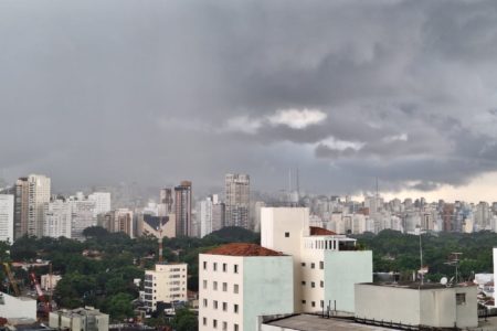 Imagem mostra chuva sobre área urbana - Metrópoles