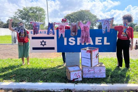 Foto colorida de manifestação na Embaixada de Israel - Metrópoles