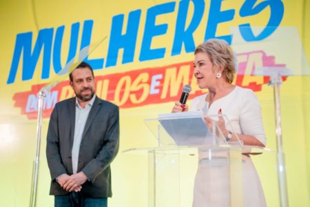 Fotografia colorida de Guilherme Boulos e Marta Suplicy discursando em palanque - Metrópoles