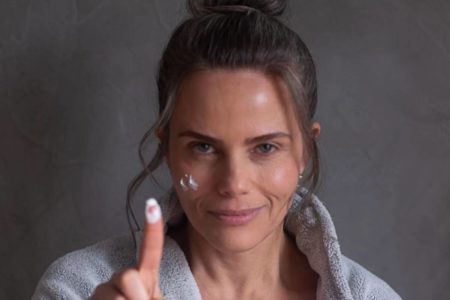 foto colorida de mulher de meia idade com dedo levantado - metrópoles