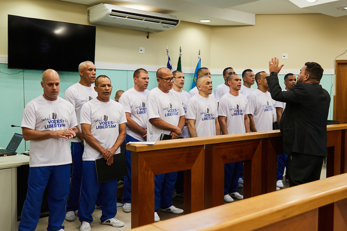 O coral Vozes que Libertam, projeto de ressocialização de detentos