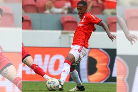 Robert Renan em campo pelo Internacional