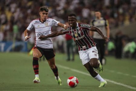 Imagem colorida de jogadores do Flamengo e do Fluminense disputando a bola - Metrópoles
