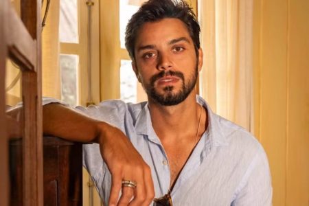 ´Foto colorida de Rodrigo Simas como José Venâncio em Renascer - Metrópoles