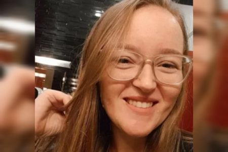 Imagem de mulher com cabelo loiro, óculos com armação transparente, sorrindo - Metrópoles