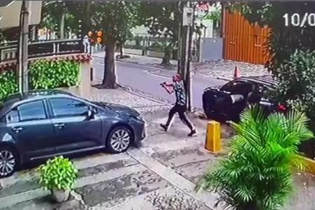 Imagem colorida retirada da gravação da câmera de segurança que registrou o roubo de assaltantes a carro de deputado