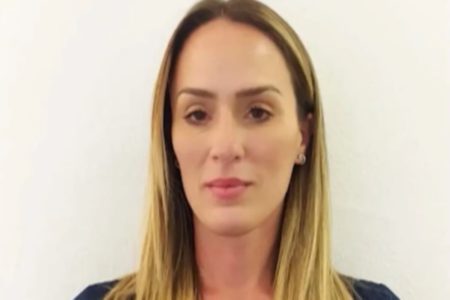 Imagem colorida mostra a personal trainer Andrea Zaude, uma mulher branca com rosto ovalado, cabelos loiros lisos soltos sobre os ombros e olhos castanhos - Metrópoles