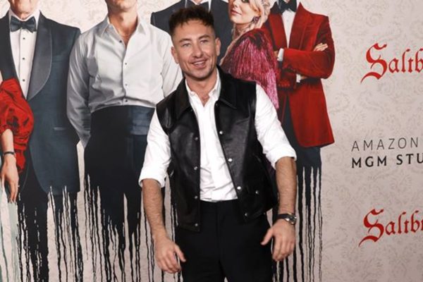 Na imagem com cor, o ator Barry Keoghan - Metrópoles