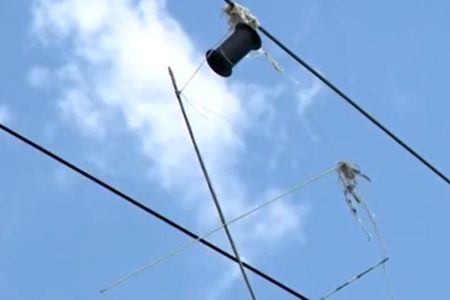 Linha de pipa enrolados na afiação elétrica; linha com cerol atingiu menina de 8 anos, que está na UTI - Metrópoles