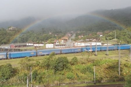 Arco-Íris ´passando por cima do distrito de Paranapiacaba, com neblina no fundo