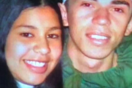 Imagem colorida mostra a menina Eloá Pimentel ao lado do ex-namorado Lindemberg Farias, que a matou em outubro de 2008 - Metrópoles