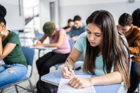 imagem colorida mostra alunos ensino médio adolescentes em sala de aula Lula - Metrópoles
