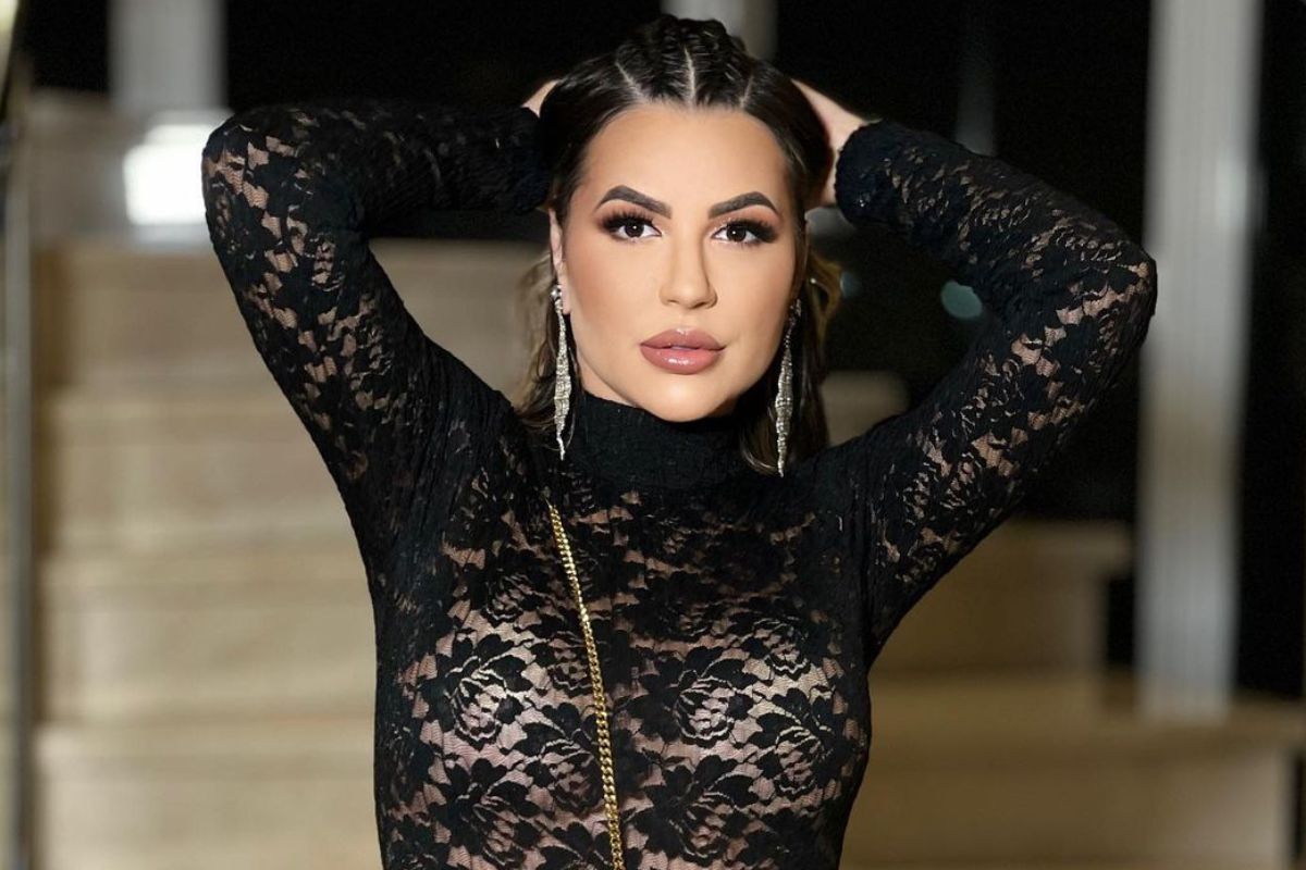 Foto colorida de Deolane Bezerra vestindo preto - Metrópoles