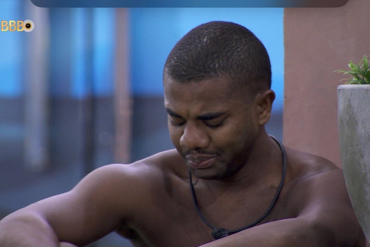 Davi chora após Leidy jogar suas roupas dentro da piscina no BBB24 - Metrópoles