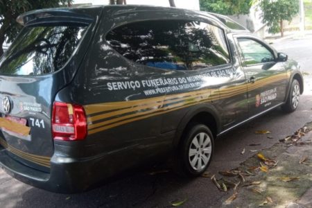 imagem colorida mostra foto de carro funerário da prefeitura de sp - metrópoles