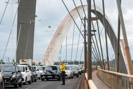 Imagem colorida de carros - Metrópoles