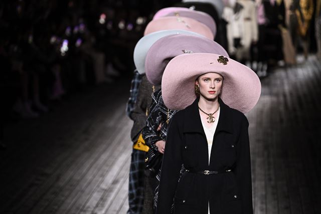 NA imagem com cor, foto de um desfile da grife Chanel - Metrópoles