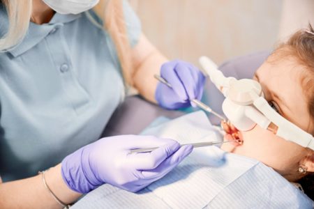 Menina recebe anestesia em consulta com dentista - Metrópoles