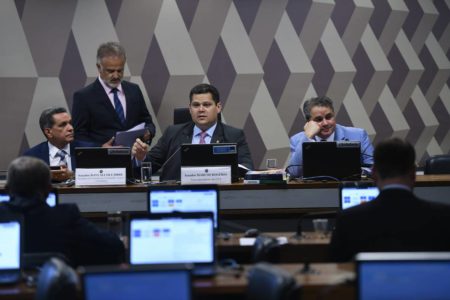 imagem colorida mostra senadores ccj alcolumbre efraim filho pec das drogas - Metrópoles