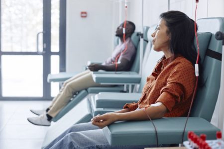 Duas pessoas sentadas em sessão de hemodiálise - Metrópoles