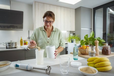 Mulher madura preparando uma vitamina - diabetes