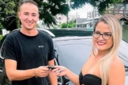 Foto colorida de Bruna Carlos ganhando carro do marido - Metrópoles