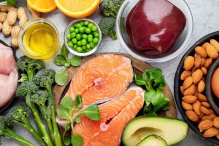 Na foto contém sementes, frutas e salmão que são consideradas fontes de ferro