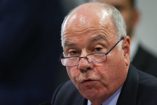 imagem colorida mostra chanceler mauro vieira na comissão de relaçoes exteriores do senado - Metrópoles