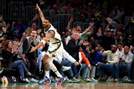 Jayson Tatum #0 do Boston Celtics comemora ao converter bola de três pontos contra o Phoenix Suns em 14 de março de 2024 em Boston