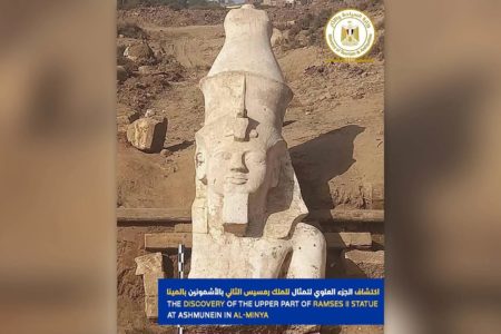 Imagem colorida da Parte superior da estátua de Ramsés II arqueólogos - Metrópoles