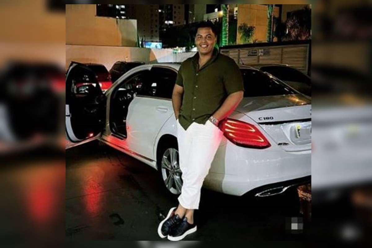 homem encostado em carro