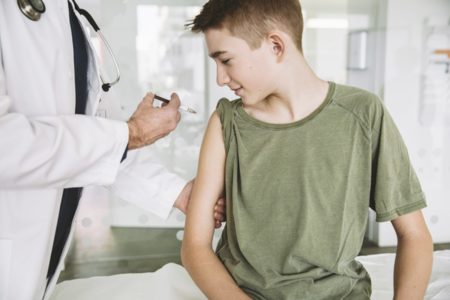 Médico aplica vacina em adolescente - Metrópoles