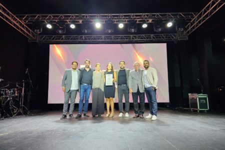 Pessoas em cima de um palco durante premiação - Metrópoles