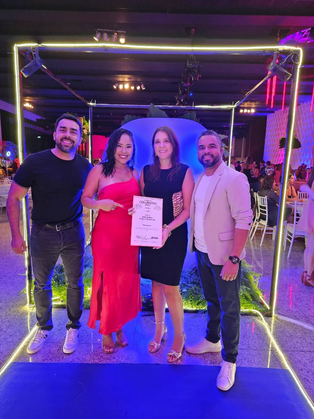 Pessoas iluminadas em evento