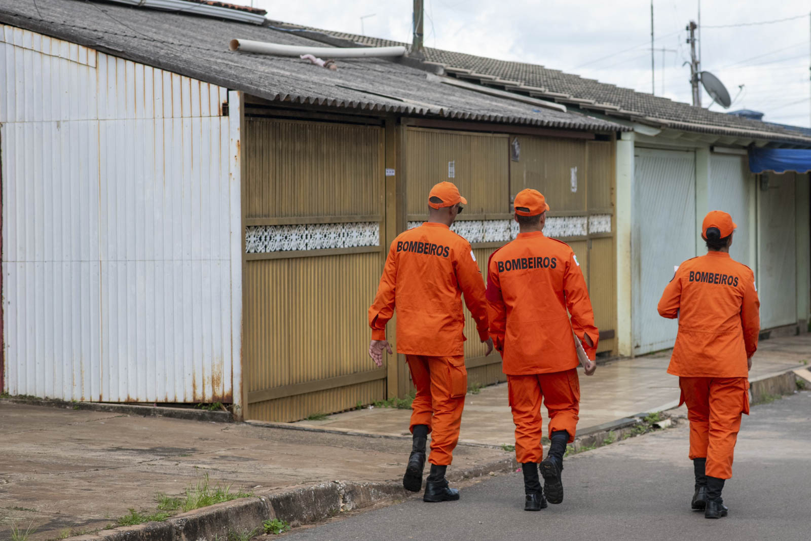 Secretaria de saúde e Corpo de Bombeiros do DF fazem ação no combate a dengue na região administrativa de Santa Maria. - Metropoles