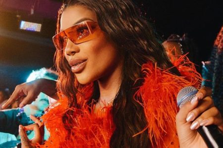 Ludmilla é clicada de look e óculos vermelhos durante um de seus shows - Metrópoles
