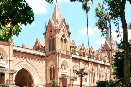 Prédio da Santa casa de SP com arquitetura do século 19 e tiojolos laranjas