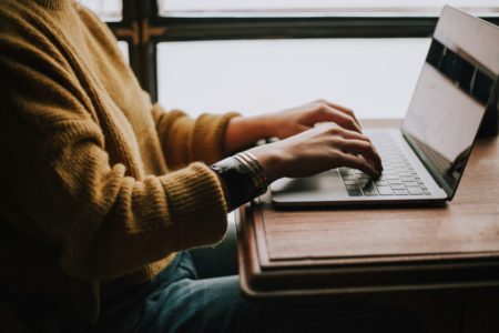 Fotografia colorida mostrando pessoa digitando em computador-Metrópoles