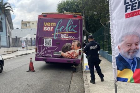 Ônibus do deputado Luiz Fernando, pré-candidato à Prefeitura de São Bernardo do Campo - Metrópoles