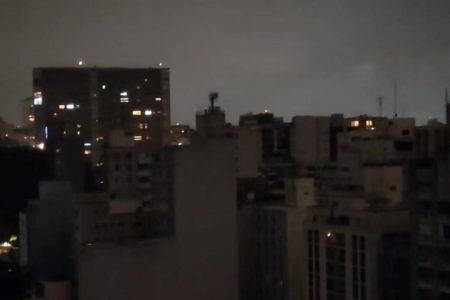 foto colorida de prédios às escuras durante apagão no centro; vista de um edifício da Rua Dr. Villanova, Vila Buarque - Metrópoles