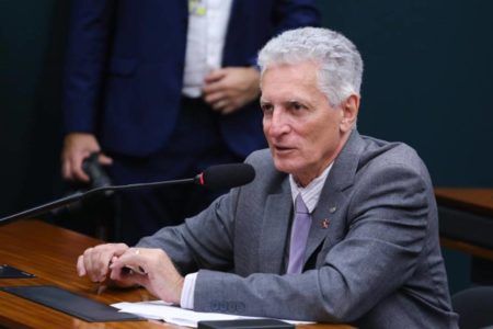 imagem colorida mostra deputado federal rogerio correia valdemar - Metrópoles