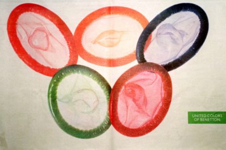 Arco Olimpíadas formado por preservativos - Metrópoles