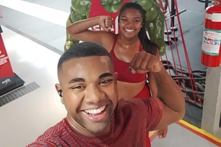 foto colorida de davi do bbb 24 e mulher que é irmã dele - metrópoles