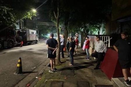 Moradores observam instalação de Geradores na rua General Jardim