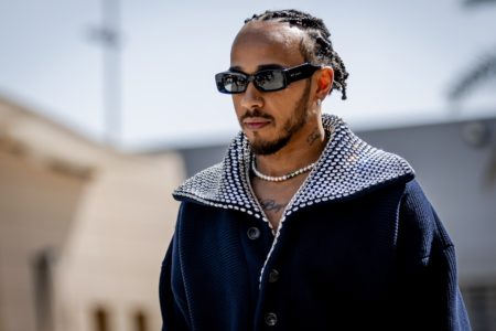 Imagem colorida de Lewis Hamilton - Metrópoles