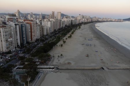Foto colorida da Praia do Gonzaga em Santos, litoral de São Paulo - Metrópoles