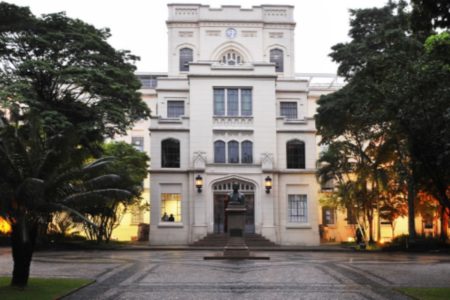 Imagem colorida de fachada da FMUSP. Metrópoles