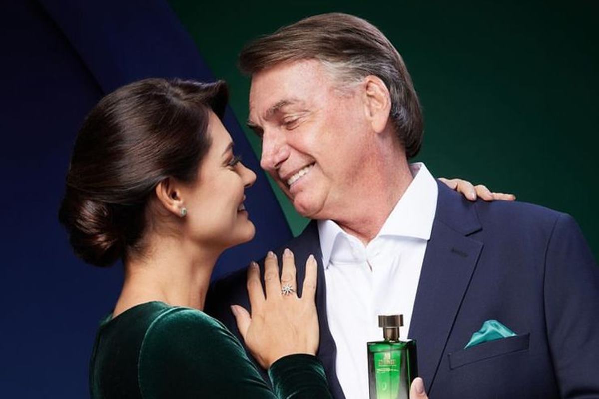 Foto colorida de Michelle Bolsonaro e Jair Bolsonaro com linha de perfume - Metrópoles