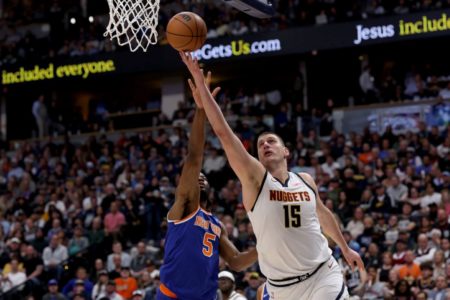 Nikola Jokic #15 do Denver Nuggets consegue bandeja contra Precious Achiuwa #5 do New York Knicks em partida no dia 21 de março de 2024