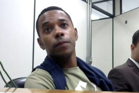 Foto colorida de Robinho durante audiência de custódia - Metrópoles